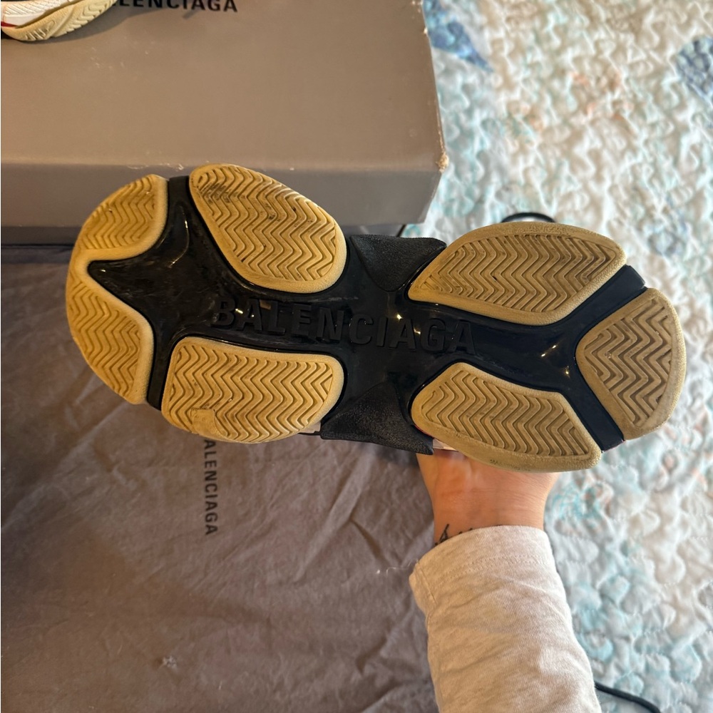 Balenciaga Triple S
White Black Red